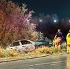 Bomberos apagando el incendio de un automóvil en el cruce Esterito-Mieleras.