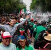 Aficionados de la Selección Mexicana se congregan frente a la megapantalla instalada en el cruce de Paseo de la Reforma e Insurgentes.