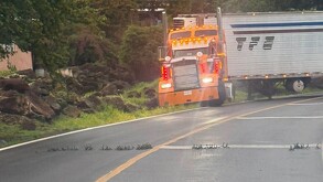 Un grupo armado atacó a elementos de la Guardia Civil en Tingüíndin, Michoacán, dejando un policía herido y provocando bloqueos carreteros con vehículos robados