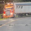 Un grupo armado atacó a elementos de la Guardia Civil en Tingüíndin, Michoacán, dejando un policía herido y provocando bloqueos carreteros con vehículos robados