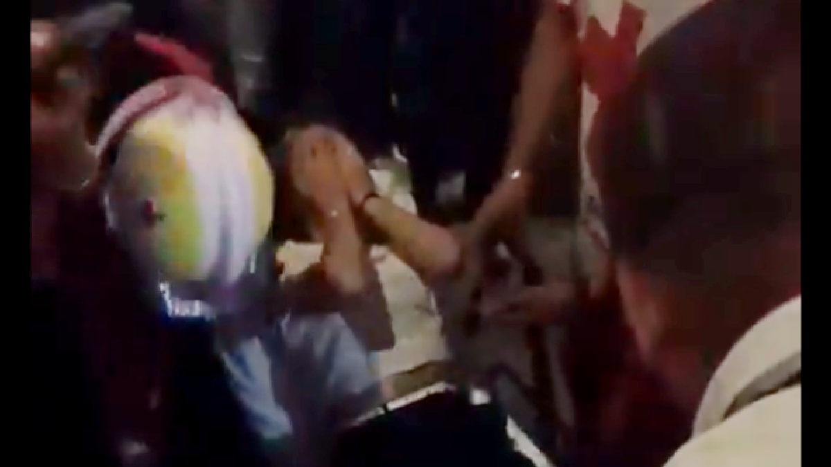 Mujer con las manos en el rostro en señal de dolor.