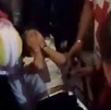 Mujer con las manos en el rostro en señal de dolor.