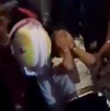 Mujer con las manos en el rostro en señal de dolor.