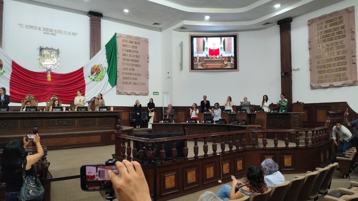 Antonio Flores volvió al Congreso de Coahuila tras un amparo federal, pero denunció restricciones que mantienen abierta la disputa legal.