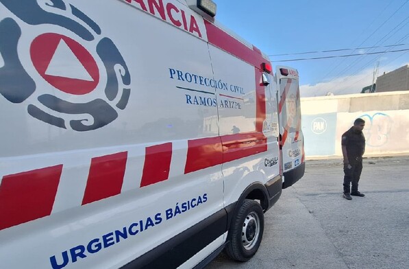 Elementos de la Policía Municipal acudieron al sitio para tomar conocimiento de lo ocurrido, mientras paramédicos le brindaban atención.