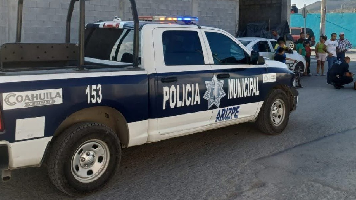 Se observa una patrulla de la policía de Ramos Arizpe y varias personas en la vía pública.