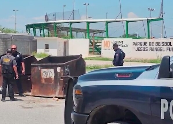 Autoridades atendiendo el reporte del hallazgo de un bebé recién nacido en un contenedor de basura en Castaños, Coahuila.