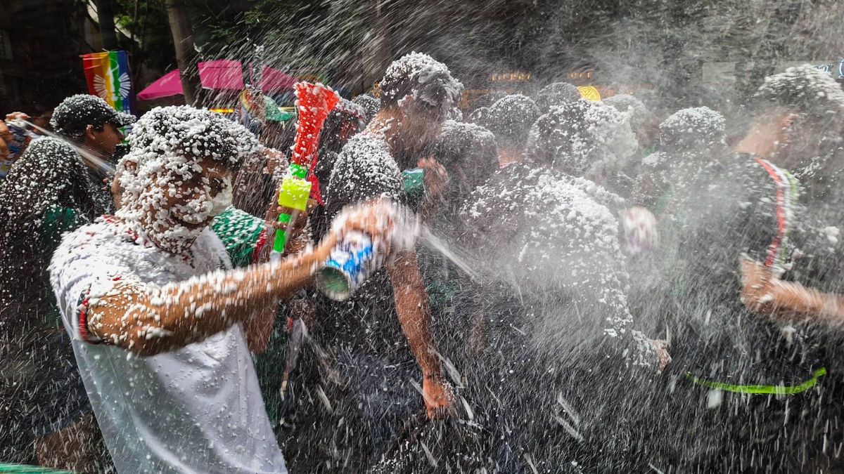 Personas lanzan espuma durante festejos