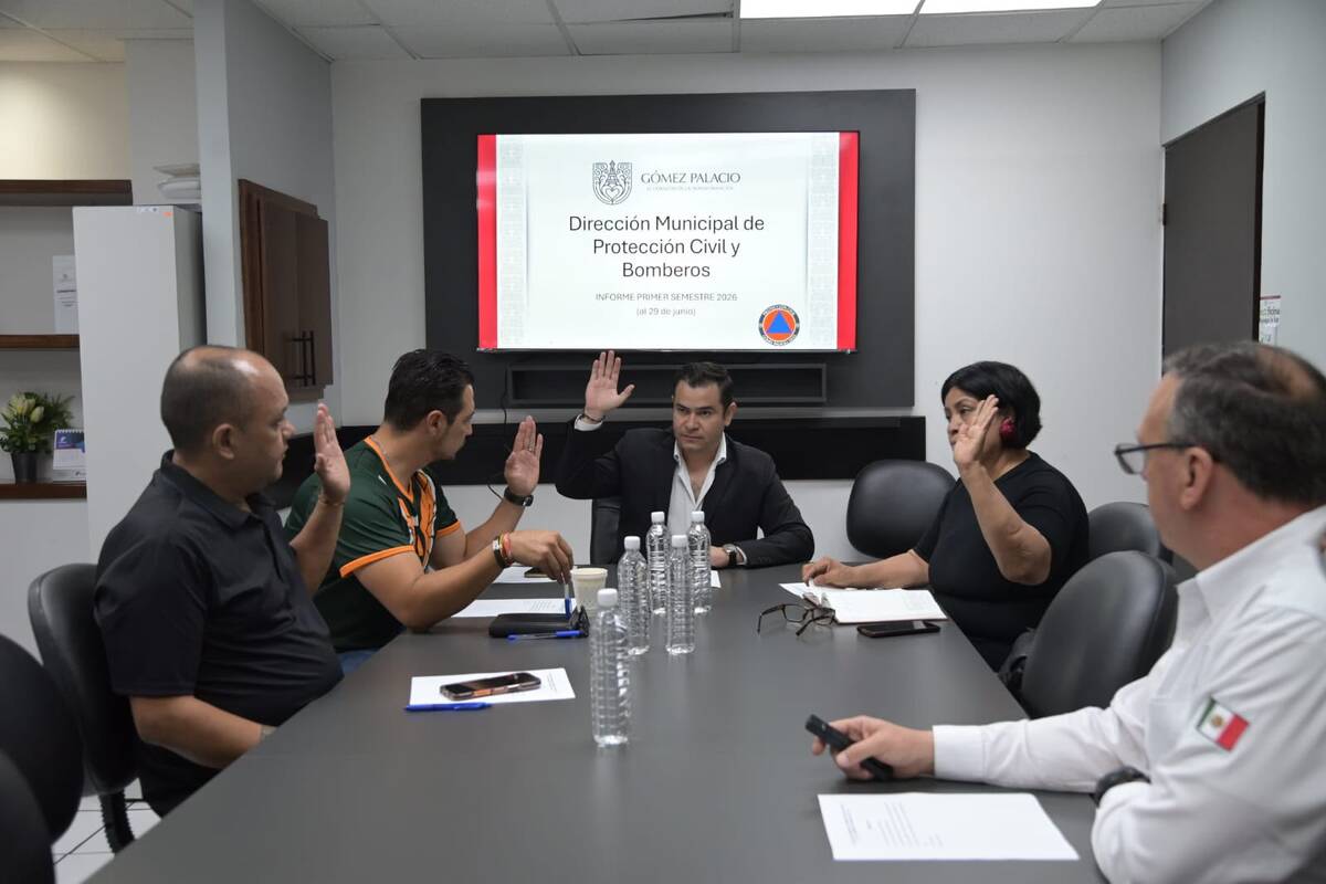 Miembros de la dirección municipal de Gómez Palacio en pleno debate acerca de las obras y labores preventivas de accidentes