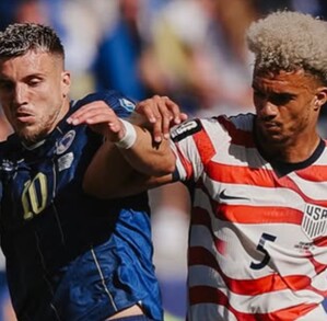 Una foto de dos jugadores de la selección de Estados Unidos y Bosnia