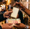 Autoridades alertan sobre la venta de bebidas alcohólicas adulteradas en el estado de Guanajuato.
