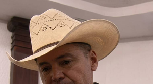 Antonio Flores volvió al Congreso de Coahuila tras un amparo federal, pero denunció restricciones que mantienen abierta la disputa legal.
