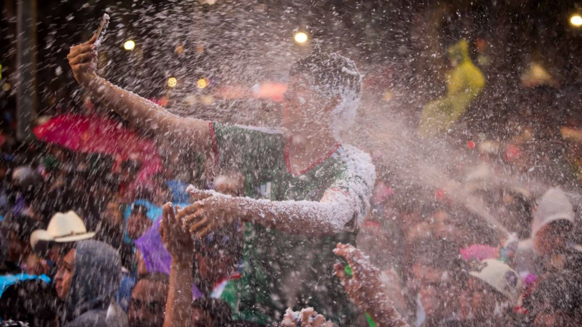 Personas lanzan espuma durante festejos