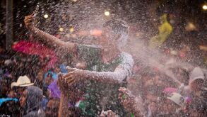 Personas lanzan espuma durante festejos