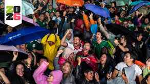 Fotografía de aficionados celebrando en las calles el triunfo de México
