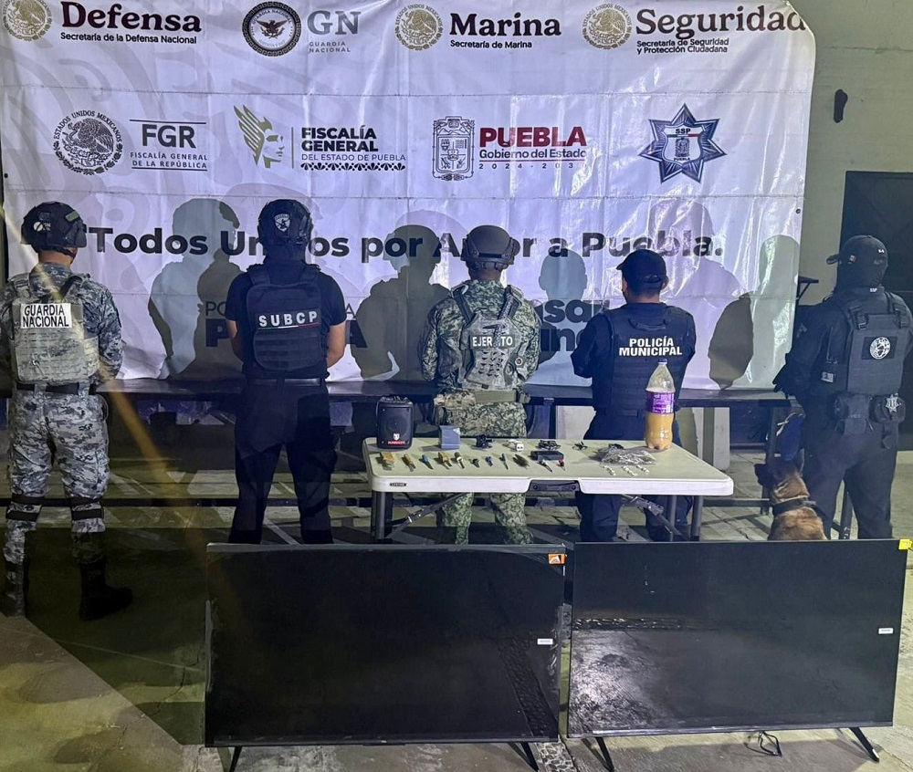 Policías y elementos del Ejército mexicano junto a varios objetos decomisados.