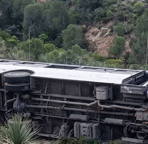 La volcadura de un autobús movilizó a cuerpos de emergencia en General Cepeda; autoridades investigan las causas del accidente.