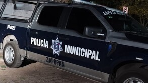 Un hombre fue interceptado, golpeado y atado dentro de su casa en Puerta las Lomas, Zapopan. Los delincuentes escaparon en un Mercedes Benz y pertenencias.