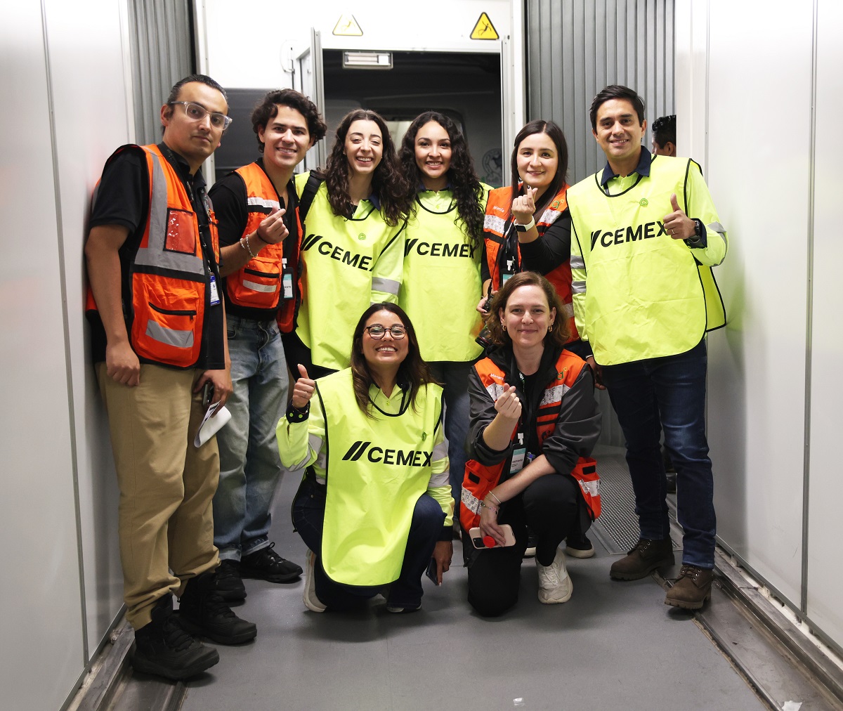 Cemex y Viva Aerobus enviaron 141 rescatistas, 9 binomios caninos y equipo especializado para reforzar las labores de búsqueda tras el terremoto en Venezuela.