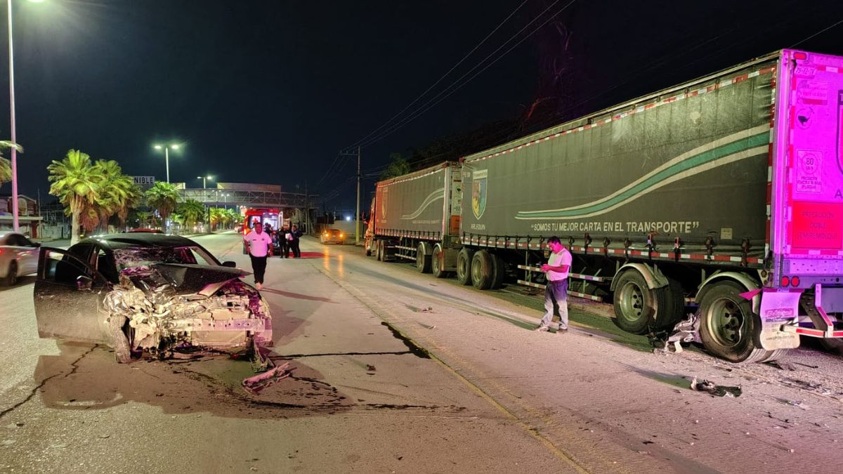 tráiler chocado y carro siniestrado.