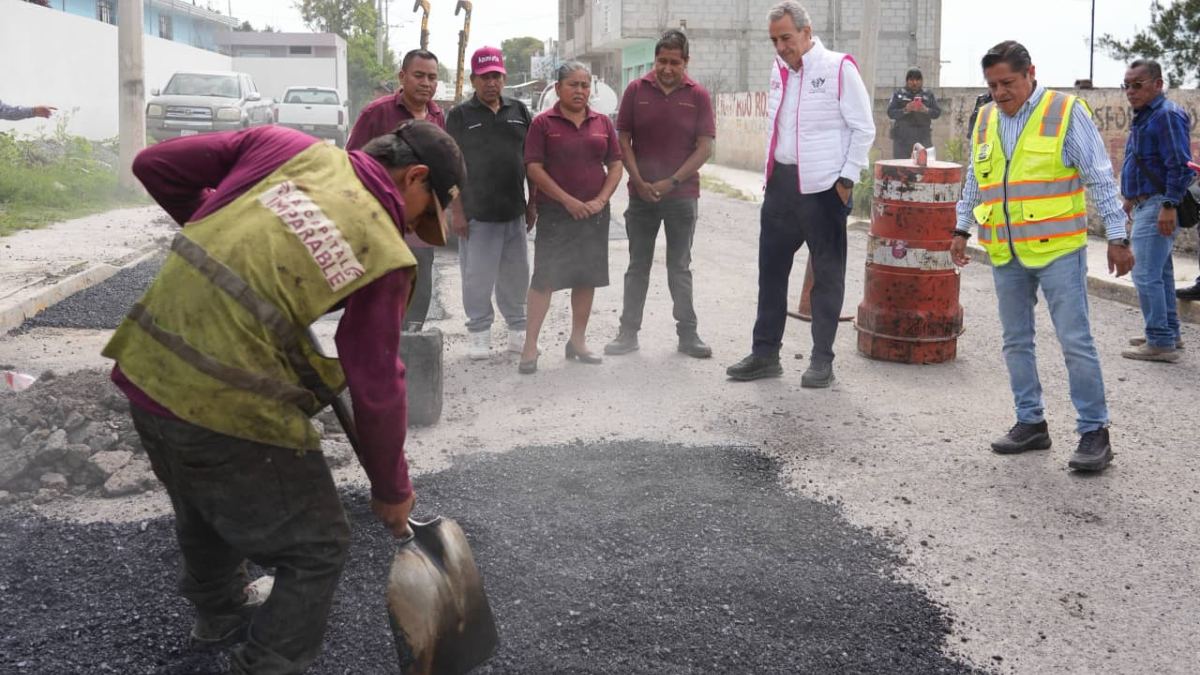 Pepe revisa labores de trabajadores de bacheo junto con vecinos de la comunidad