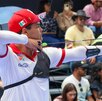 un deportista de tiro con arco se prepara para lanzar una flecha