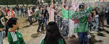 Ciudadanos de La Laguna festejando el triunfo de la Selección Mexicana en el Mundial 2026.