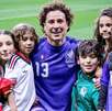 Fotografía de Guillermo Ochoa con sus hijos en el partido de México vs Chequia en el Mundial 2026