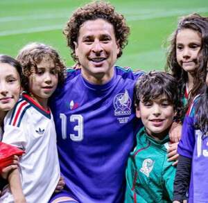 Fotografía de Guillermo Ochoa con sus hijos en el partido de México vs Chequia en el Mundial 2026