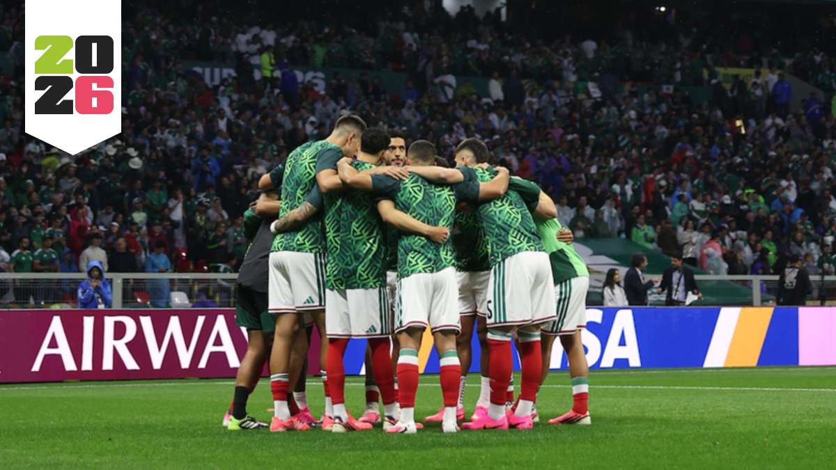 jugadores de la selección mexicana abrazados en medio de la cancha