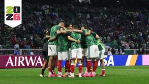 jugadores de la selección mexicana abrazados en medio de la cancha