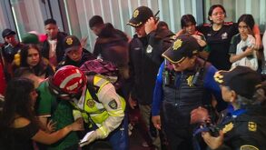 Elementos de Seguridad atendiendo a lesionados durante estampida humana en Paseo de la Reforma