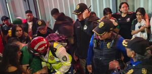 Elementos de Seguridad atendiendo a lesionados durante estampida humana en Paseo de la Reforma