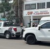 Una oficial y patrulla de la Policía de Tlaquepaque estacionada al exterior de un centro médico del DIF en Tlaquepaque