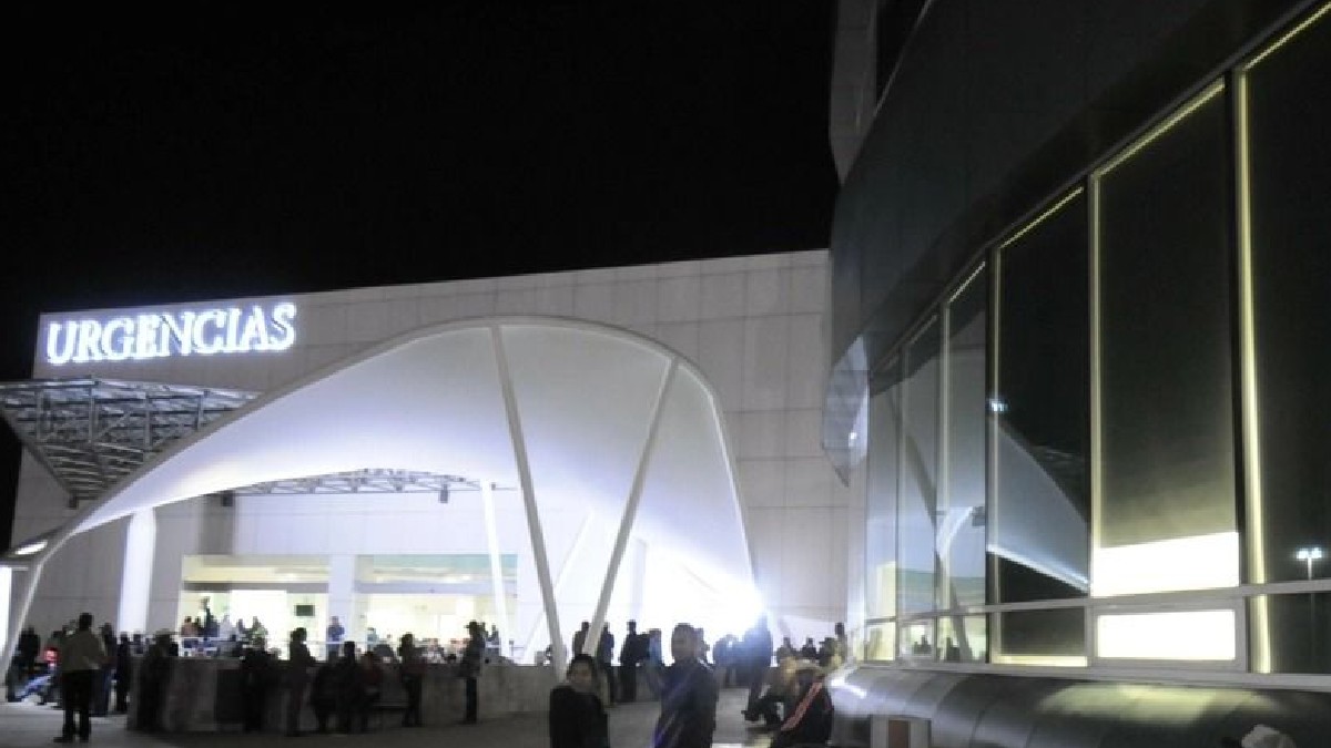 Urgencias de hospital de noche en la ciudad de Durango
