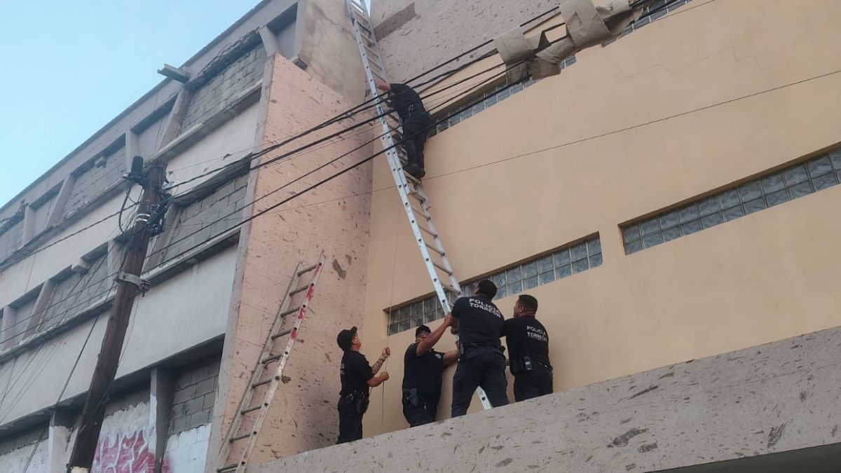 policías municipales en edificio.