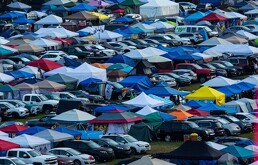 La zona de acampada de admisión general durante el primer día del festival de música Electric Forest en el Double JJ Resort de Rothbury, Michigan.