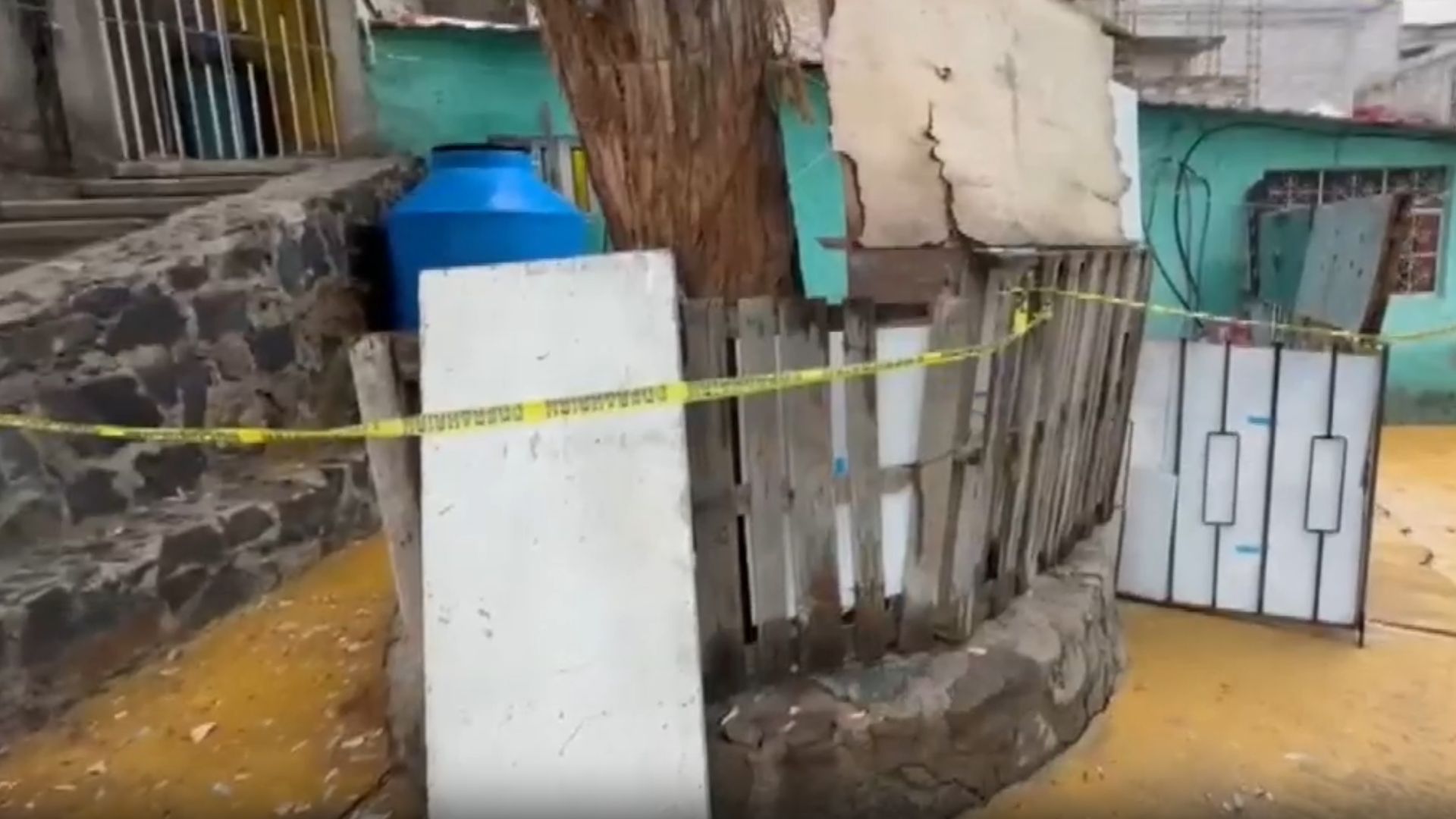 Niño de 5 años muere golpeado por su padrastro en La Paz, Edomex. Madre lo descubre tras huida del agresor. Fiscalía e instituciones intervienen.