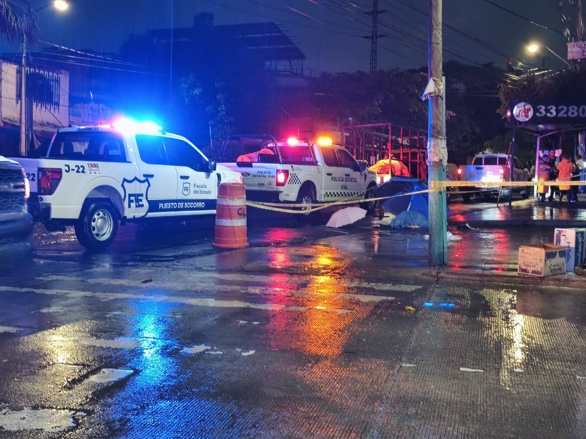 Una joven de 25 años perdió la vida y un hombre resultó herido tras un fuerte accidente de motocicleta en la colonia Echeverría de Guadalajara.