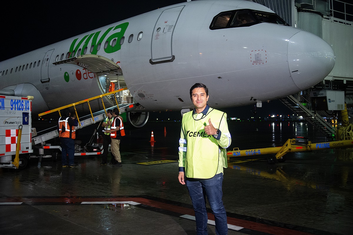 Cemex y Viva Aerobus enviaron 141 rescatistas, 9 binomios caninos y equipo especializado para reforzar las labores de búsqueda tras el terremoto en Venezuela.