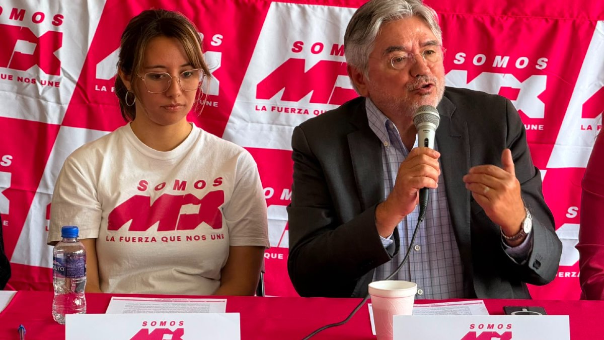 Dirigente del partido Somos México habla por micrófono en rueda de prensa