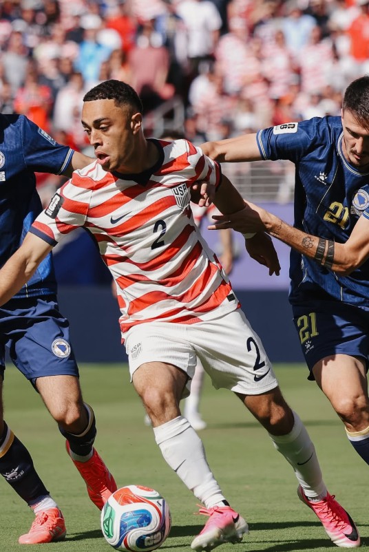 Una foto de dos jugadores de las dos selecciones, Estados Unidos y Bosnia