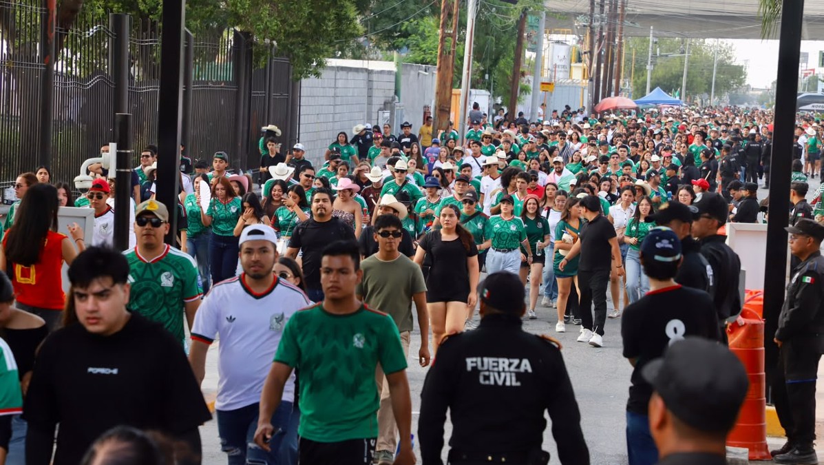 Aficionados en Fan Fest en Monterrey.