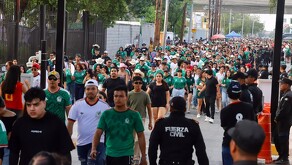 Aficionados en Fan Fest en Monterrey.