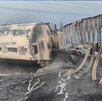 Pipa calcinada tras incendiarse en una carretera.