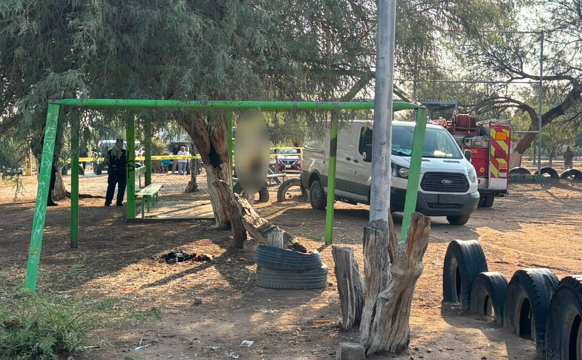 Autoridades atendiendo el reporte de un hombre sin vida en un campo deportivo en el ejido La Perla.