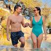 Personas entran al agua termal del parque acuático