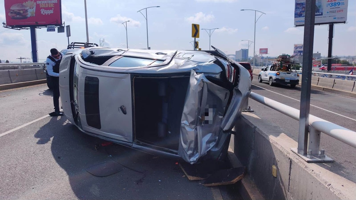 Aguascalientes reportó el choque de dos vehículos que se encontraban circulando en el puente del Papa.