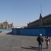 Familia paseando en el Zócalo de la Ciudad de México.