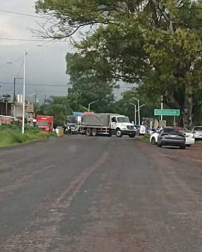 Un grupo armado atacó a elementos de la Guardia Civil en Tingüíndin, Michoacán, dejando un policía herido y provocando bloqueos carreteros con vehículos robados